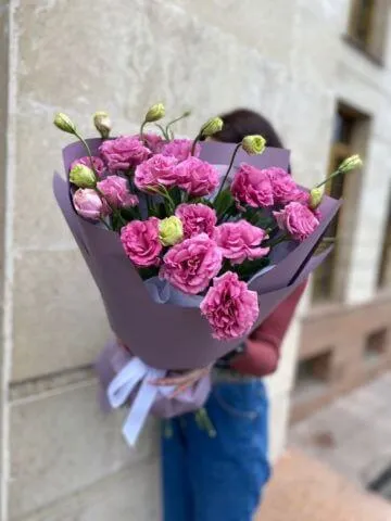 Assembled bouquet of 15 lisianthus