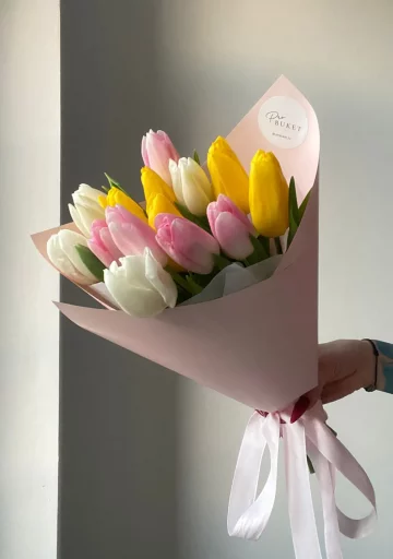 A mix of 15 tulips