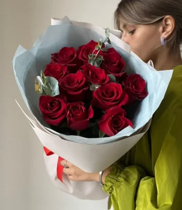 Bouquet of 11 charming red roses