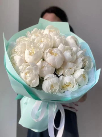 19 white peonies