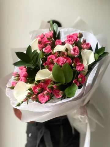 Bouquet with calla lilies and roses