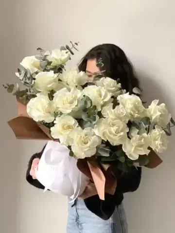 15 roses in a hat box