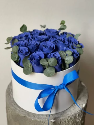 15 blue roses in a box