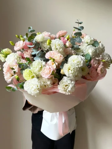 Bouquet of 25 delicate lisianthus