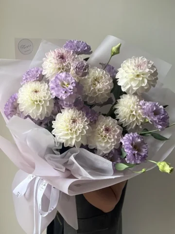 Bouquet of dahlias and lisianthus