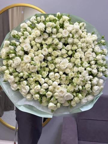 Bouquet of white bush roses